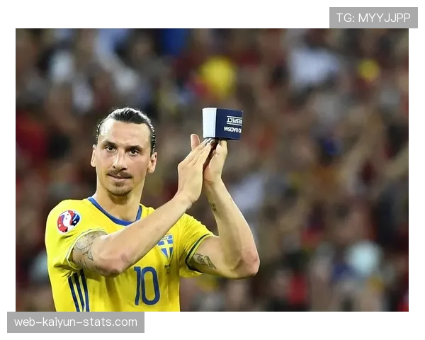 撕裂对方防线靠跑位造威胁本赛季前锋伊布胜年轻锋线